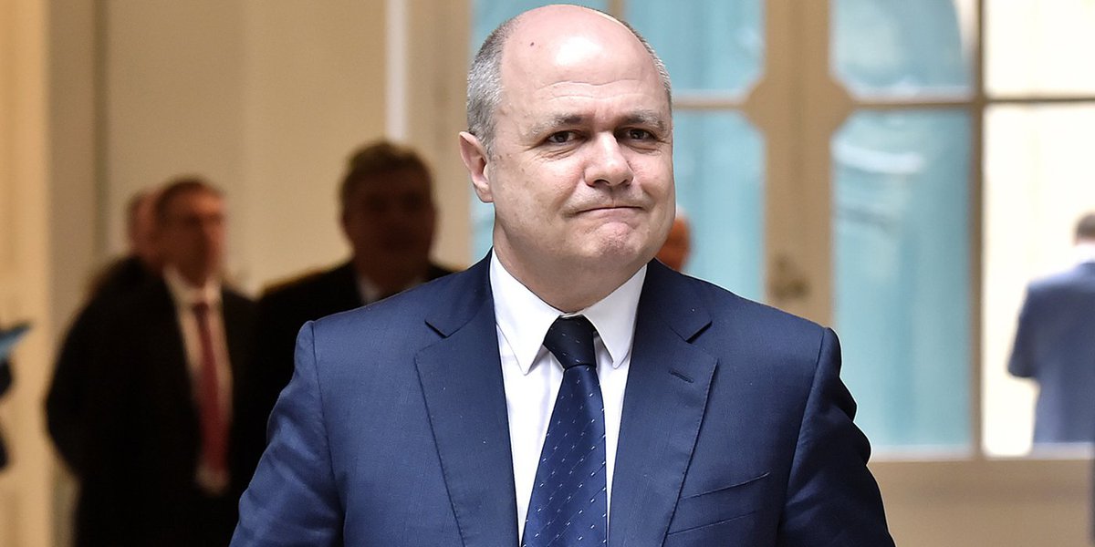 Ex-ministro francês do Interior Bruno Le Roux / AFP PHOTO / GEORGES GOBET