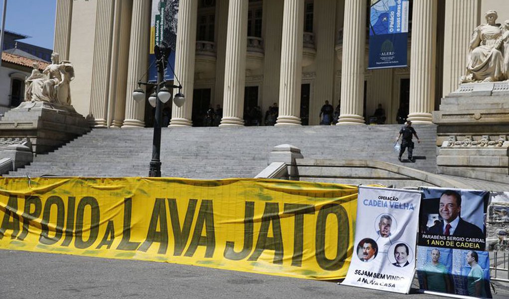 Rio de Janeiro - Protesto pede manuten��o das pris�es do presidente da Alerj, Jorge Picciani e dos deputados estaduais Paulo Melo e Edson Albertassi, ambos do PMDB (Fernando Fraz�o/Ag�ncia Brasil)