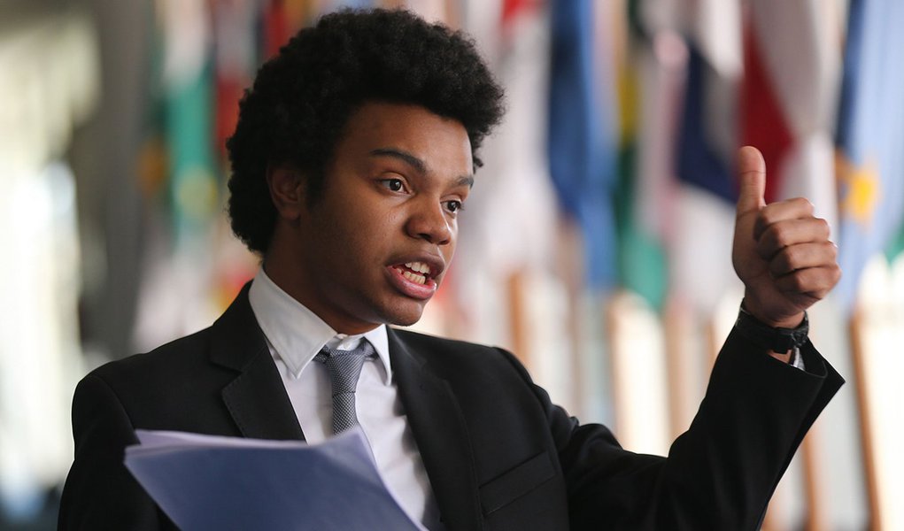 Brasília - O coordenador do Movimento Brasil Livre (MBL), Fernando Holiday, protocola no Senado pedido de impeachment do presidente do STF, Ricardo Lewandowisk (Fabio Rodrigues Pozzebom/Agência Brasil)