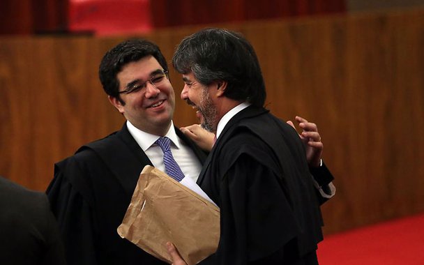 Bras�lia - O ministro Luiz Fux, e o presidente do TSE, ministro Gilmar Mendes, durante julgamento da chapa Dilma-Temer (Jos� Cruz/Ag�ncia Brasil)
