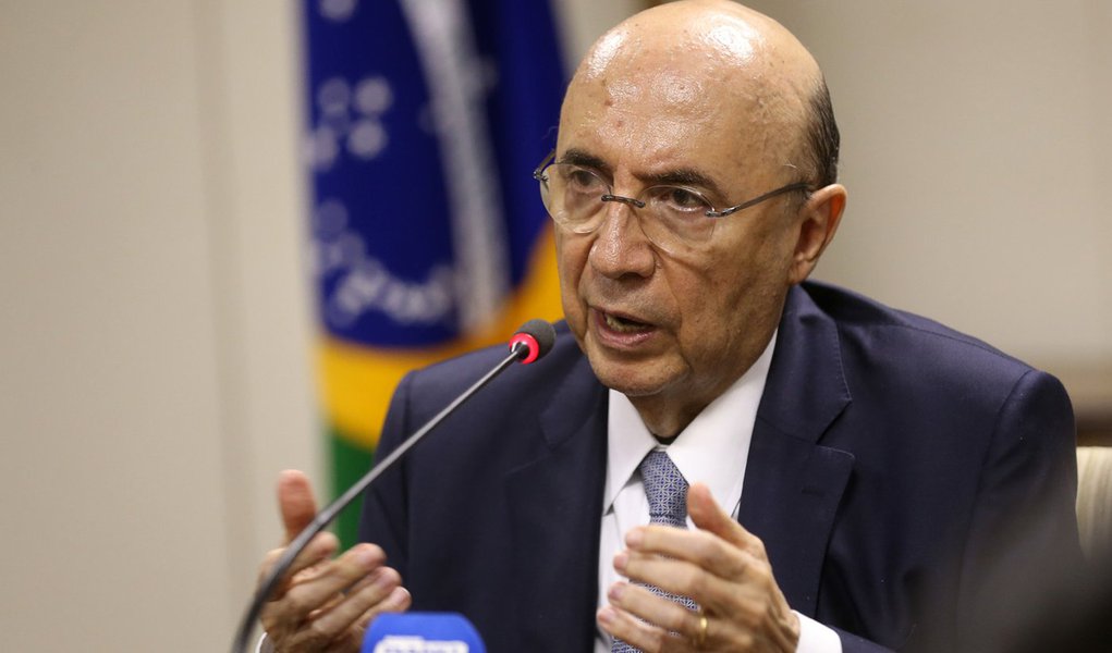 Brasília – O ministro Henrique Meirelles concede entrevista a jornalistas após café da manhã. (Antônio Cruz/Agência Brasil)