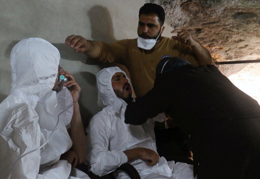 Homens recebem tratamento após supusto ataque químico na cidade síria de Khan Sheikhoun. 04/04/2017 REUTERS/Ammar Abdullah