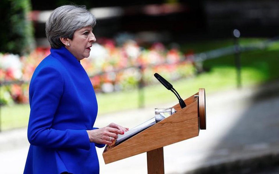 Primeira-ministra britânica, Theresa May, durante declaração na rua Downing Street, em Londres. 09/06/2017 REUTERS/Eddie Keogh
