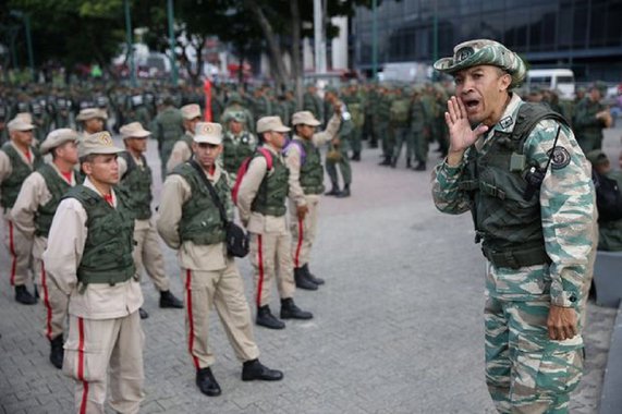 Members of the National Bolivarian Militia get ready before a military exercise in Caracas, Venezuela August 26, 2017. REUTERS/Andres Martinez Casares ORG XMIT: AMC03