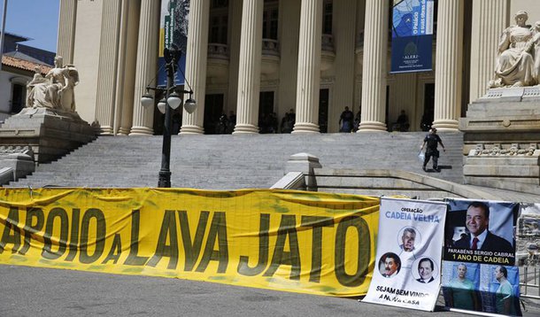 Rio de Janeiro - Protesto pede manuten��o das pris�es do presidente da Alerj, Jorge Picciani e dos deputados estaduais Paulo Melo e Edson Albertassi, ambos do PMDB (Fernando Fraz�o/Ag�ncia Brasil)