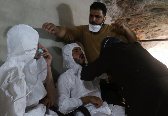 Homens recebem tratamento após supusto ataque químico na cidade síria de Khan Sheikhoun. 04/04/2017 REUTERS/Ammar Abdullah