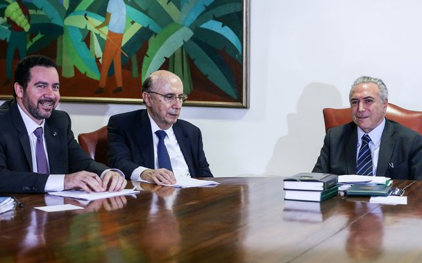 Brasília - Os ministros do Planejamento, Desenvolvimento e Gestão, Dyogo Oliveira, e da Fazenda, Henrique Meirelles e o presidente interino Michel Temer, durante reunião no Planalto (Valter Campanato/Agência Brasil)