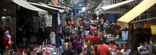 Rio de Janeiro - Milhares de pessoas vão às ruas do Saara (Sociedade de Amigos das Adjacências da Rua da Alfândega) para compras de natal no tradicional centro de comércio popular do Rio de Janeiro.