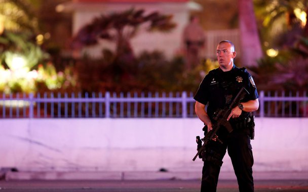 Agente de segurança em frente a hotel, depois de ataque a tiros durante festival de música, em Las Vegas 02/10/2017 REUTERS/Las Vegas Sun/Steve Marcus