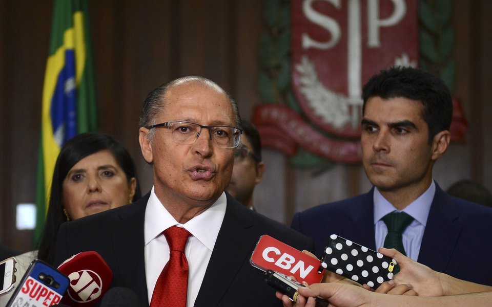 São Paulo - O governador Geraldo Alckmin e o ministro da Integração Nacional, Helder Barbalho, comentam termo de empréstimo de bombas para combater a seca na Paraíba e em Pernambuco (Rovena Rosa/Agência Brasil)