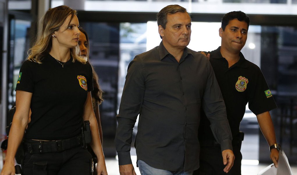 Rio de Janeiro - O ex-chefe da Casa Civil do governo Sérgio Cabral, Régis Fichtner, chega preso à sede da Polícia Federal (Tânia Rêgo/Agência Brasil)
