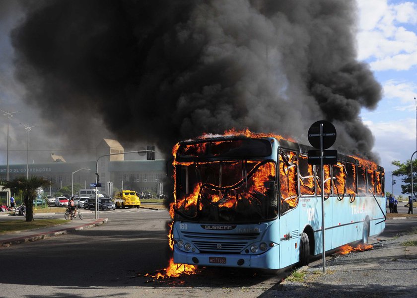 ônibus é incendiado por vândalo em Florianópolis Foto: Eduardo Valente/Futura Press