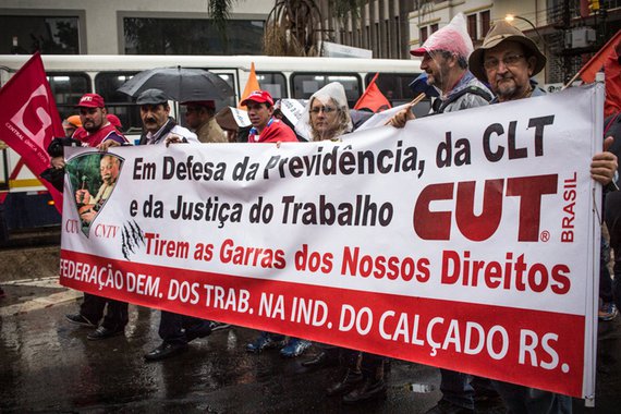 30/06/2017 - PORTO ALEGRE, RS - Centrais sindicais realizam caminhada durante dia da Greve Geral. Foto: Joana Berwanger/Sul21