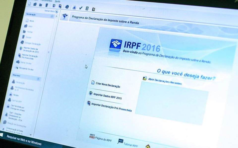 Bras�lia - Receita Federal libera o programa da Declara��o do Imposto de Renda Pessoa F�sica 2016, ano-base 2015 (Marcelo Camargo/Ag�ncia Brasil)