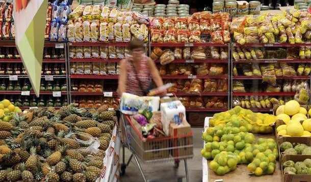 Consumidora faz compras em mercado em São Paulo 11/01/2017 REUTERS/Paulo Whitaker