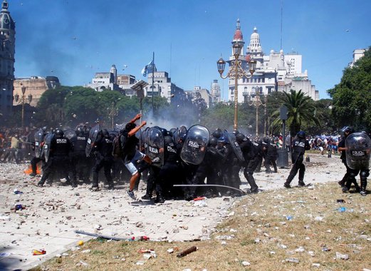 Police and demonstrators clash as lawmakers debate a pension reform measure, in Buenos Aires, Argentina December 18, 2017. REUTERS/Martin Aosta