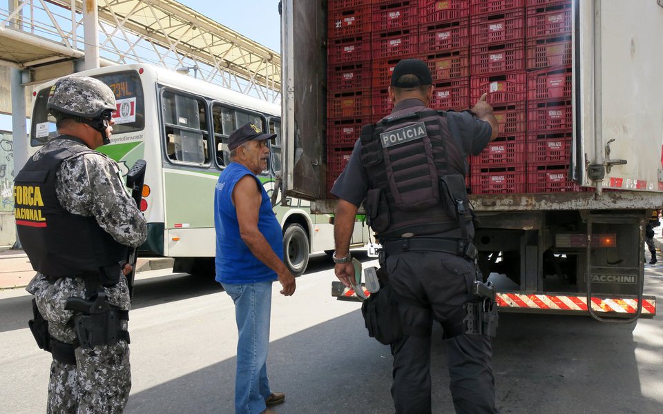 Rio de Janeiro - Agentes da Força Nacional iniciam operação de apoio e reforço à segurança no Rio de Janeiro, com foco no combate ao roubo de cargas e repressão ao crime organizado (Vladimir Platonow/Agência Brasil)