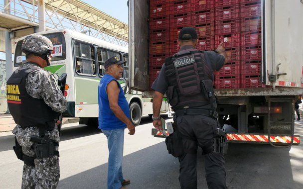 Rio de Janeiro - Agentes da Força Nacional iniciam operação de apoio e reforço à segurança no Rio de Janeiro, com foco no combate ao roubo de cargas e repressão ao crime organizado (Vladimir Platonow/Agência Brasil)