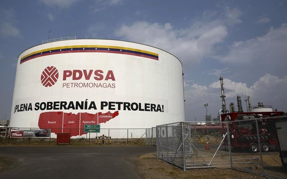 An oil tank is seen at PDVSA's Jose Antonio Anzoategui industrial complex in the state of Anzoategui April 15, 2015. REUTERS/Carlos Garcia Rawlins