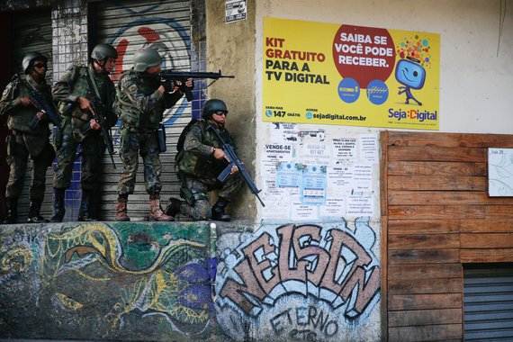 Rio de Janeiro - Militares fazem operação na favela da Rocinha após guerra entre quadrilhas rivais de traficantes pelo controle da área (Fernando Frazão/Agência Brasil)