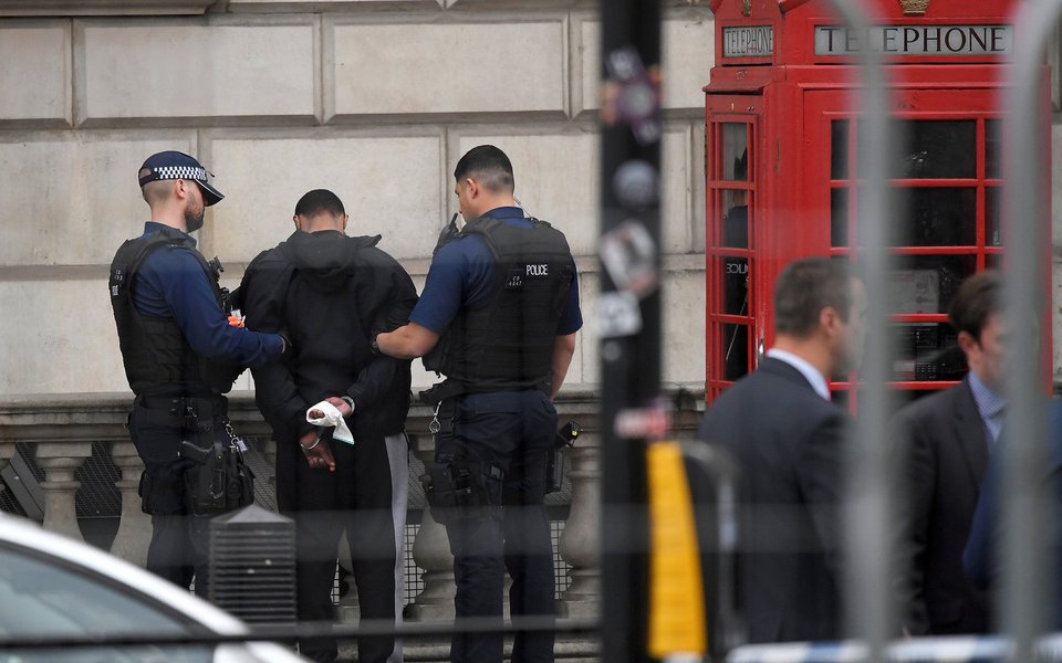 Um homem é detido pela polícia em Westminster após prisão ser feita em Whitehall, no centro de Londres. 27/04/2017 REUTERS/Toby Melville