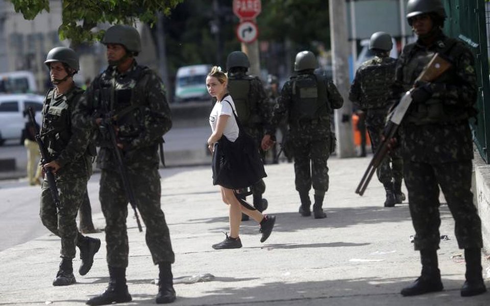 Militares patrulham avenida do Rio de Janeiro, em fevereiro 14/02/2017 REUTERS/Ricardo Moraes