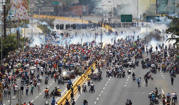 Manifestantes em protesto contra o governo do presidente Nicolás Maduro, em Caracas, Venezuela. 11/04/2017 REUTERS/Christian Veron