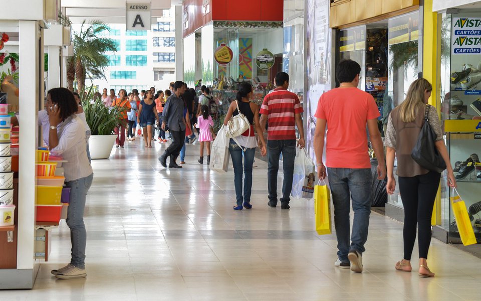 Shopping no centro de Brasília tem movimento intenso no último fim de semana antes do Natal