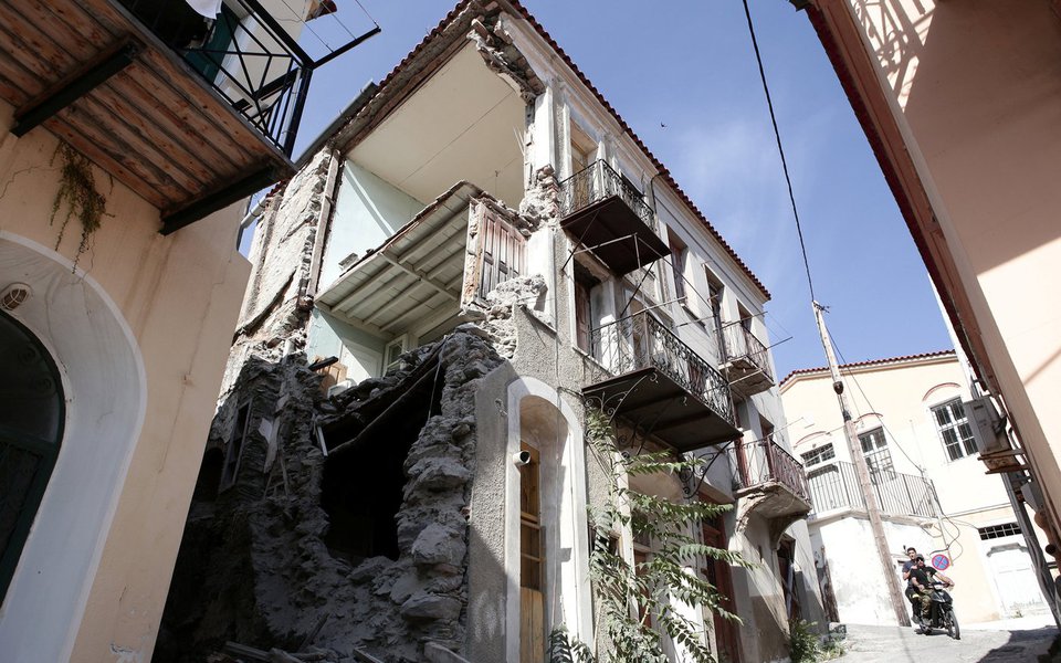 Casa danificada por terremoto no vilarejo de Plomari, na ilha grega de Lesbos. 12/06/2017 REUTERS/Elias Marcou