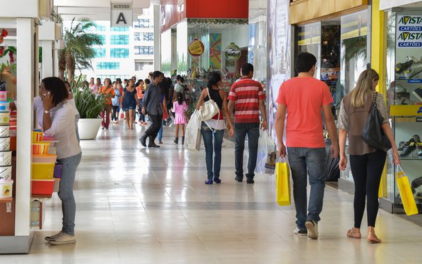 Shopping no centro de Brasília tem movimento intenso no último fim de semana antes do Natal