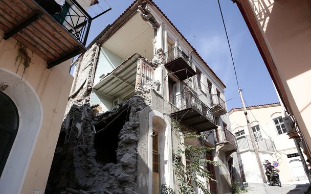 Casa danificada por terremoto no vilarejo de Plomari, na ilha grega de Lesbos. 12/06/2017 REUTERS/Elias Marcou