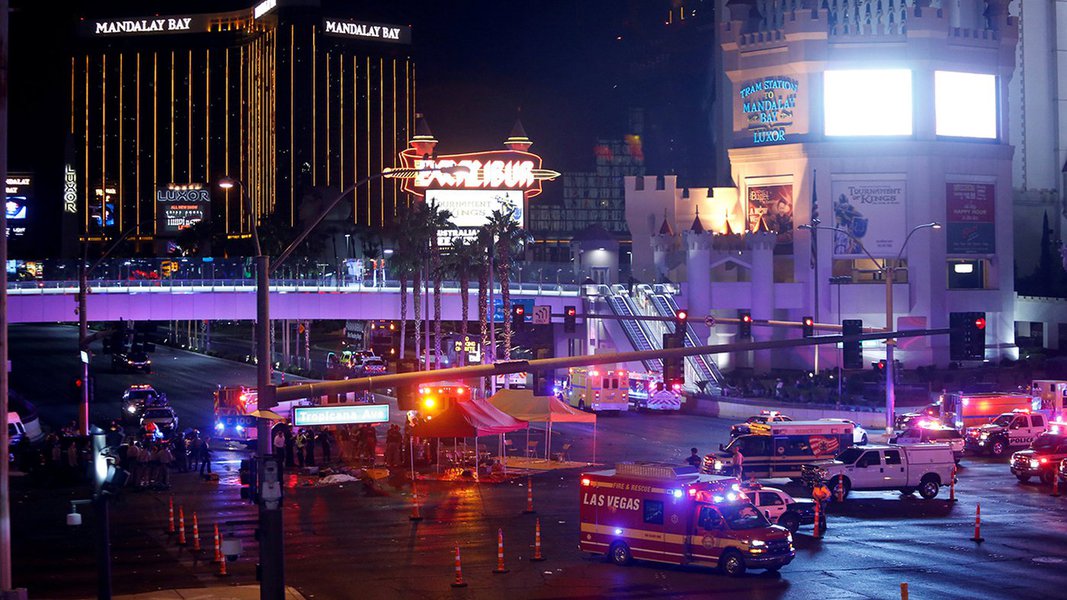 Policiais e médicos se reúnem depois de ataque em festival de música, em Las Vegas 01/10/2017 REUTERS/Las Vegas Sun/Steve Marcus