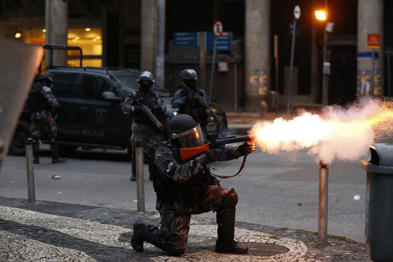 Polícia Militar reprime protesto da greve geral contra as reformas previdenciária e trabalhista no Centro do Rio de Janeiro (28/04/2017)