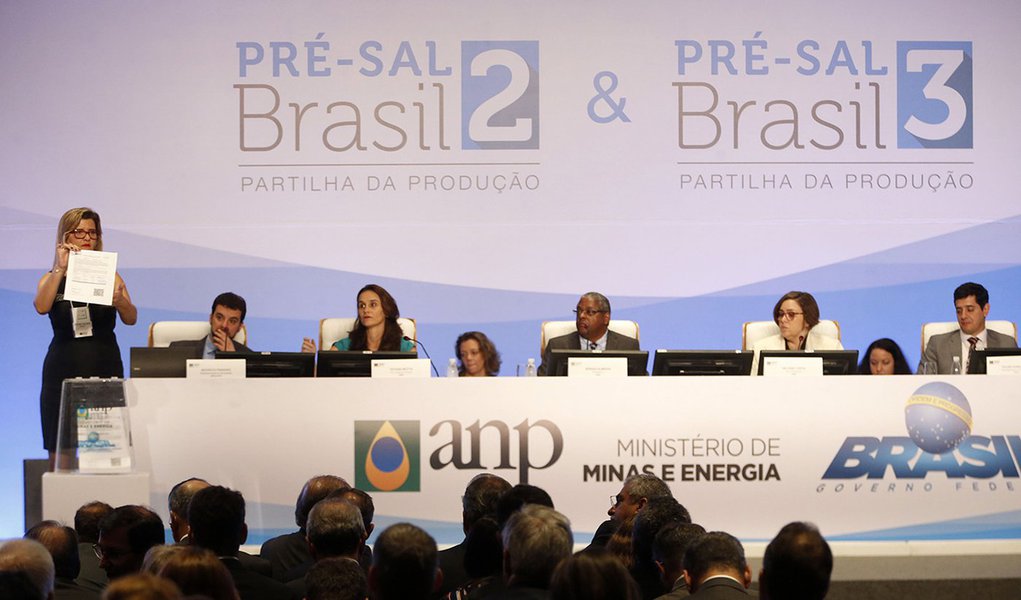 Rio de Janeiro - Representantes de empresas entregam suas propostas no leilão da partilha de blocos do pré-sal em evento da Agência Nacional do Petróleo, Gás Natural e Biocombustíveis (ANP), na Barra da Tijuca, zona oeste da capital fluminense. 