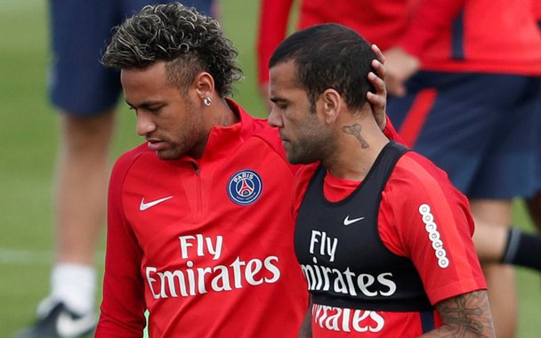 Neymar e Daniel Alves em treino do PSG 11/08/2017 REUTERS/Benoit Tessier
