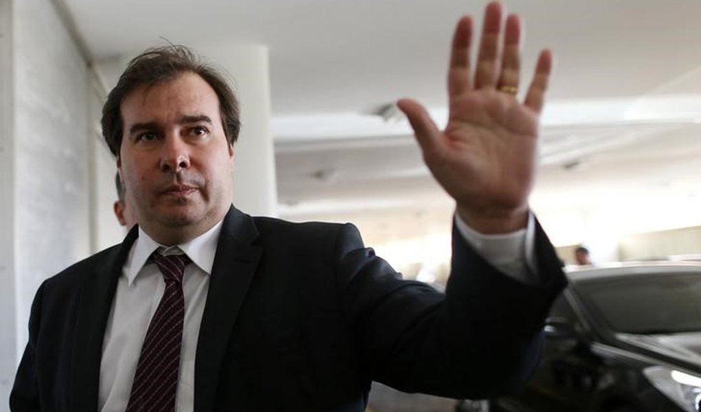 Rodrigo Maia acena ao chegar ao Congresso 11/7/2017 REUTERS/Adriano Machado