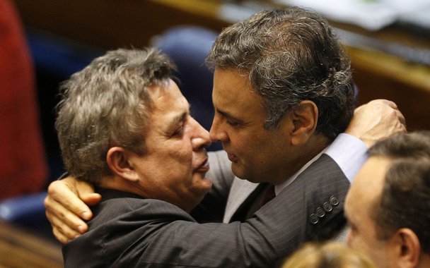 PERRELA1 BSB DF 05/11/2014 - NACIONAL AECIO NEVES/PLENARIO O senador, Aecio Neves (PSDB MG),conversa com senador Zeze Perrela, no plenario do Senado, em Brasilia. FOTO: DIDA SAMPAIO/ESTADAO