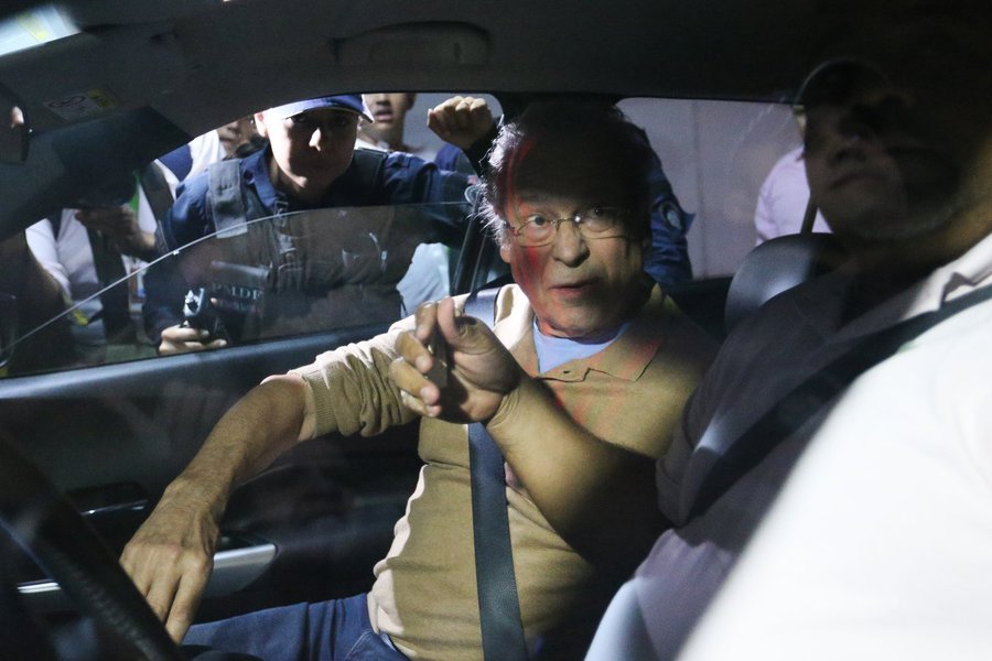 Brasília -Após ser libertado do Complexo Médico-Penal em Pinhais (PR), o ex-ministro José Dirceu chegou em seu apartamento em Brasília e foi cercado por manifestantes (Fabio Rodrigues-Pozzebom/ Agencia Brasil)