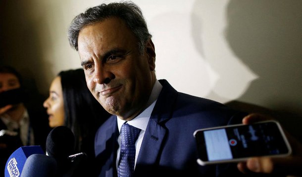 Senador Aécio Neves fala com jornalistas após reunião do PSDB em Brasília