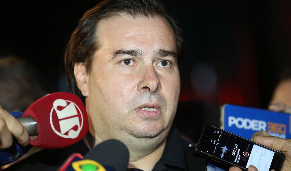 Brasília - Presidente da Câmara, Rodrigo Maia, fala com a imprensa após jantar com o presidente Temer e a base (Fabio Rodrigues Pozzebom/Agência Brasil)