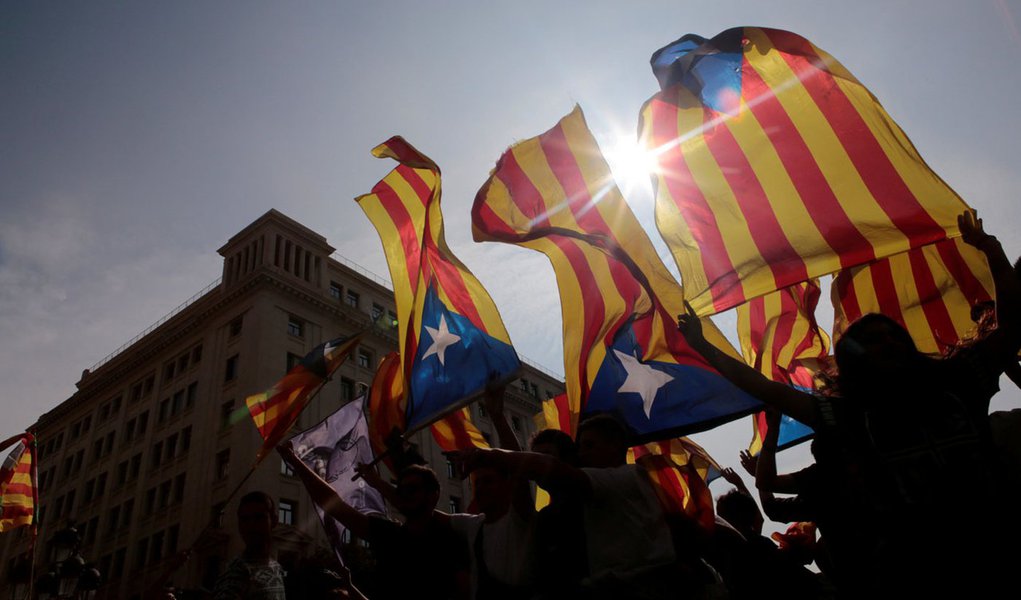 Manifestantes seguram bandeiras separatistas da Catalunha durante protesto, em Barcelona 03/10/2017 REUTERS/Enrique Calvo
