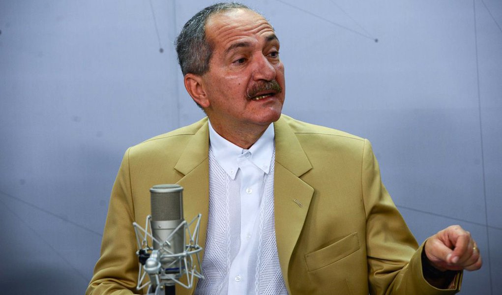 Brasília – O ministro da Defesa, Aldo Rebelo, fala sobre a atuação das Forças Armadas no combate ao mosquito Aedes agypti, durante entrevista ao programa Bom Dia Ministro (Antônio Cruz/Agência Brasil)