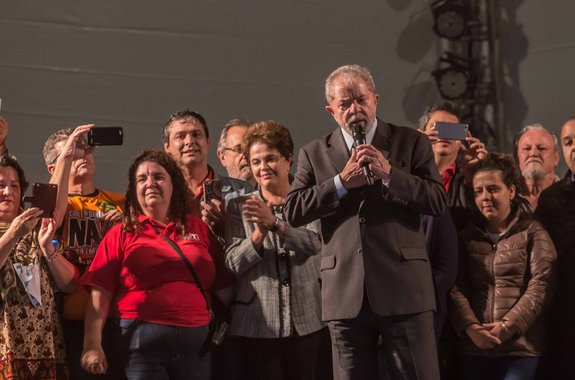 ex-presidente Dilma Rousseff em ato de apoio ao ex-presidente Luiz Inácio Lula da Silva após este prestar depoimento ao juiz federal Sérgio Moro, em Curitiba