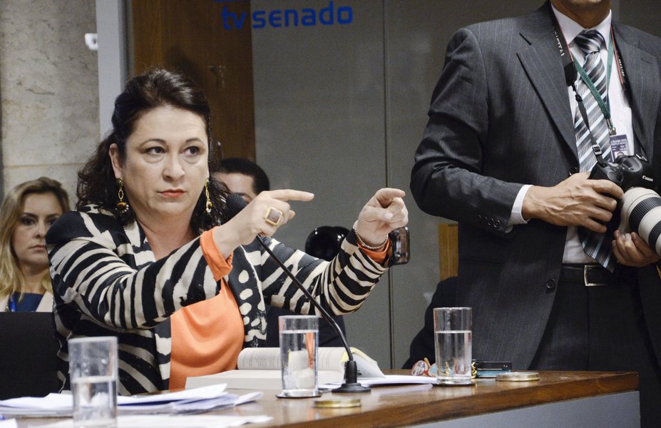 Senadora Kátia Abreu (PMDB-TO) durante reunião do colegiado. Na pauta, o projeto que desobriga do registro e licenciamento anual as máquinas agrícolas