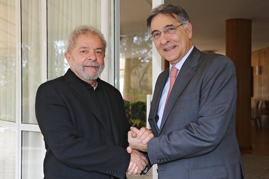 28/08/15- Minas Gerais- Brasil- O ex-presidente Luiz Inácio Lula da Silva cumprimenta o governador de Minas Gerais, Fernando Pimentel.