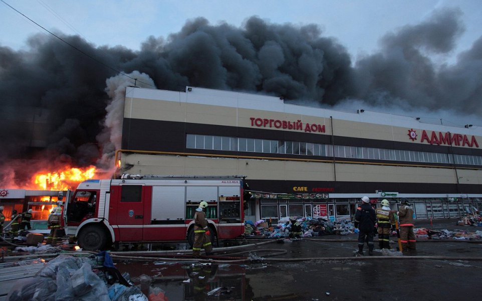 Incêndio destrói shopping em Moscou e milhares são evacuados