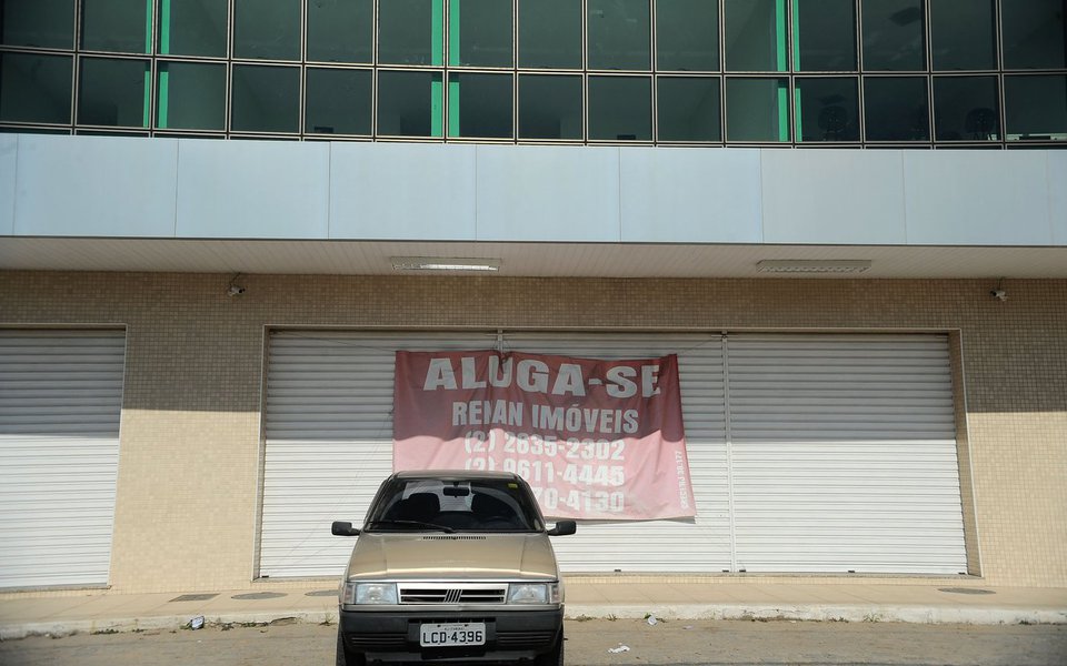 Itaboraí (RJ) - Anúncio de aluguel de lojas e salas se espalham pela cidade. O desemprego aumentou após a redução das obras do Comperj (Tânia Rêgo/Agência Brasil)