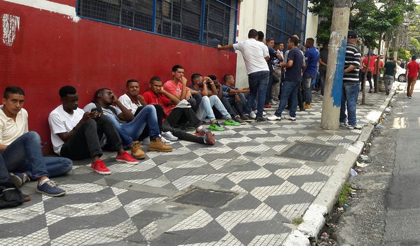 21/02/2017- São Paulo- SP, Brasil- Empresa de tercerização de segurança e limpeza seleciona candidatos, causando grandes filas, no bairro de Campos Elíseos, no centro de São Paulo. Foto: Cesar Itiberê / Fotos Públicas