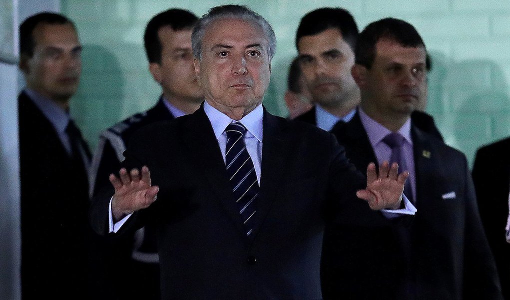 Brazil's President Michel Temer leaves a hospital in Brasilia, Brazil October 25, 2017. REUTERS/Ueslei Marcelino