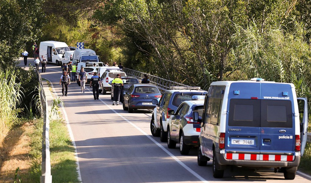 Viaturas policiais são vistas em localidade próxima de Barcelona, onde Younes Abouyaaqoub foi baleado durante operação